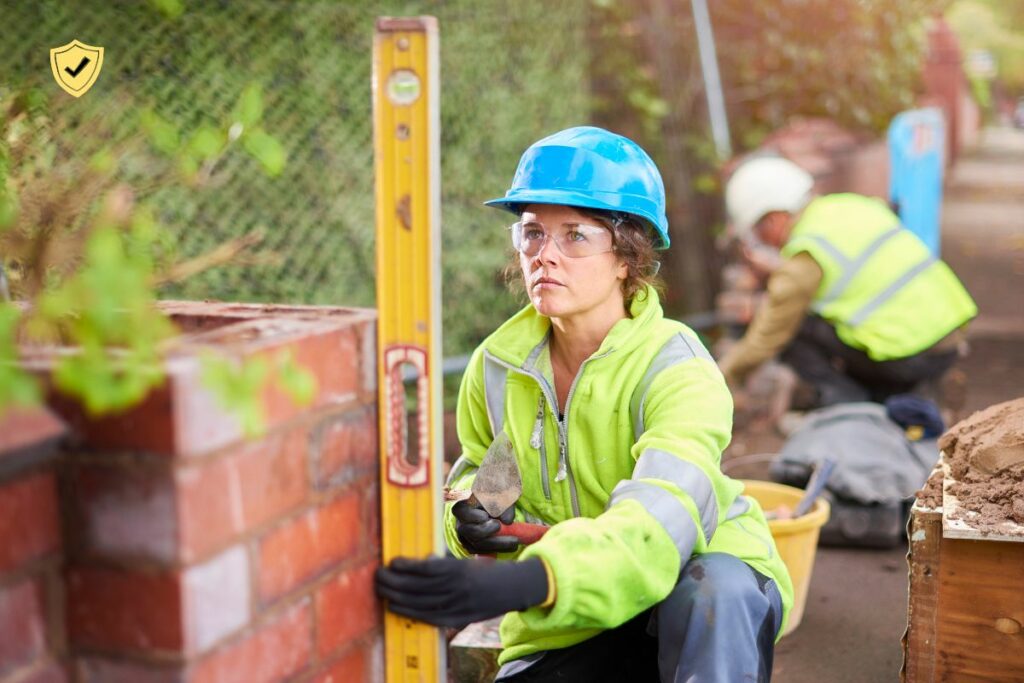 joven albañil en la construccion